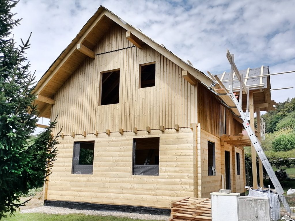 masivna lesena hisa v gorisnici