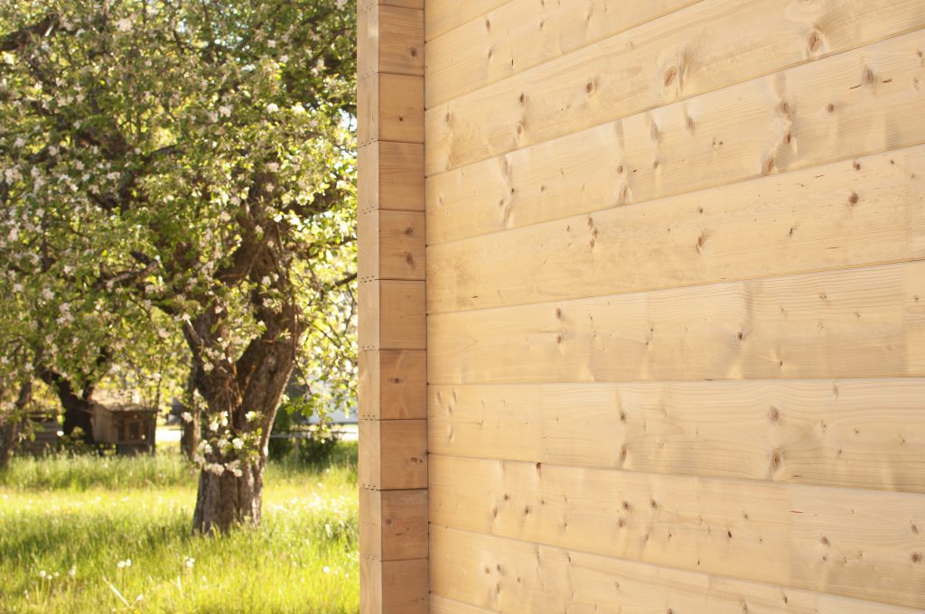 Masivna lesena hiša me sestavo